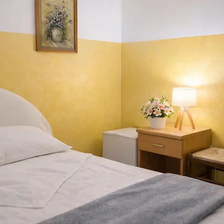 Lovely Garden Compact Near Center Ideal For Weekend Apartment