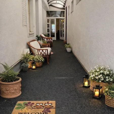 Lovely Garden Compact Near Center Ideal For Weekend