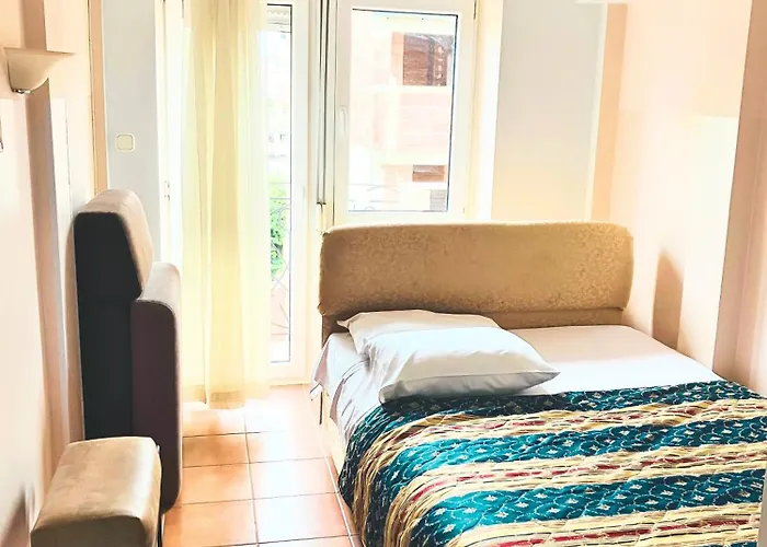 Lovely Garden Compact Near Center Ideal For Weekend Apartment *