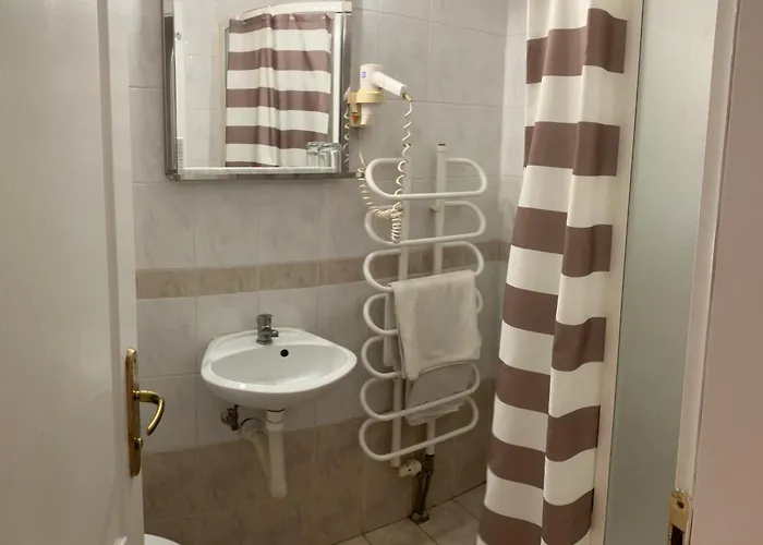 Lovely Garden Compact Near Center Ideal For Weekend Apartment *