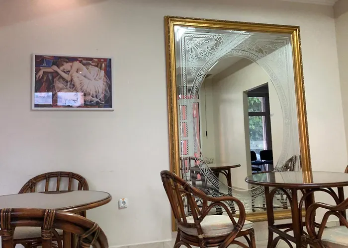 Lovely Garden Compact Near Center Ideal For Weekend *