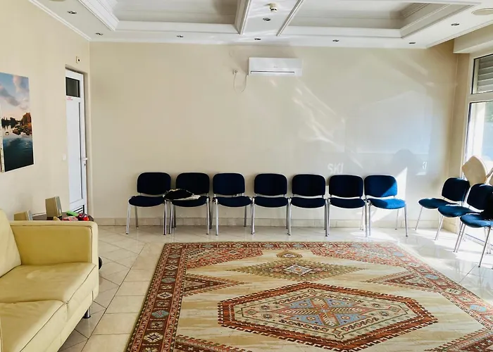 Lovely Garden Compact Near Center Ideal For Weekend Apartment