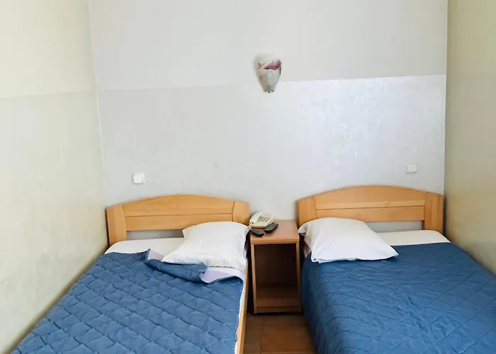 Lovely Garden Compact Near Center Ideal For Weekend Apartment *