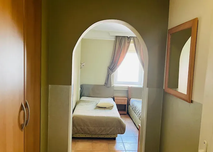 Lovely Garden Compact Near Center Ideal For Weekend Apartment *