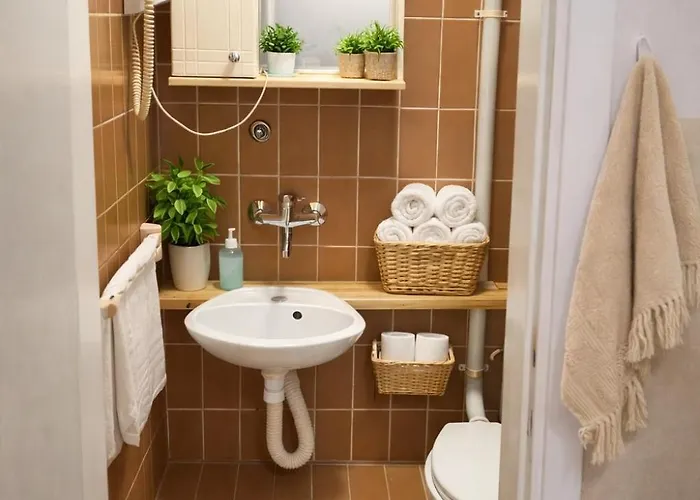 Lovely Garden Compact Near Center Ideal For Weekend