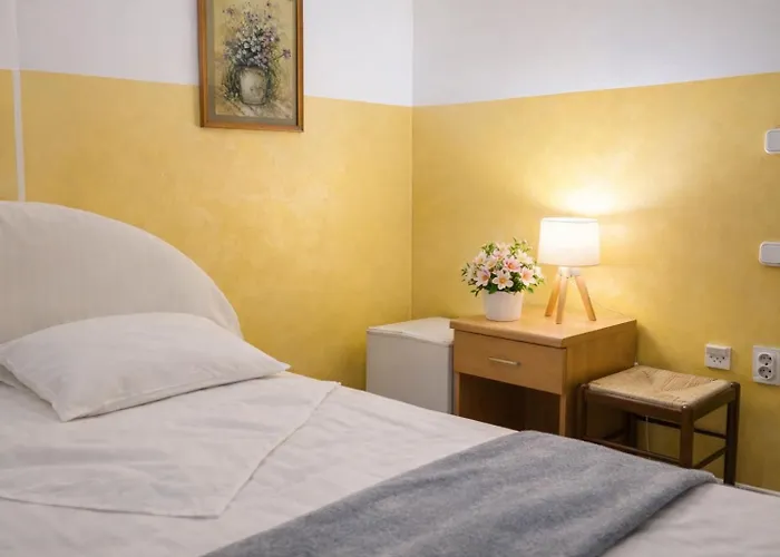 Lovely Garden Compact Near Center Ideal For Weekend Apartment