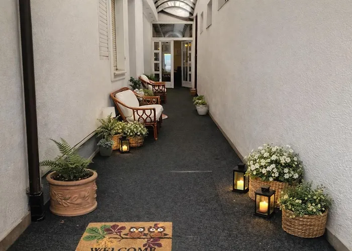 Lovely Garden Compact Near Center Ideal For Weekend